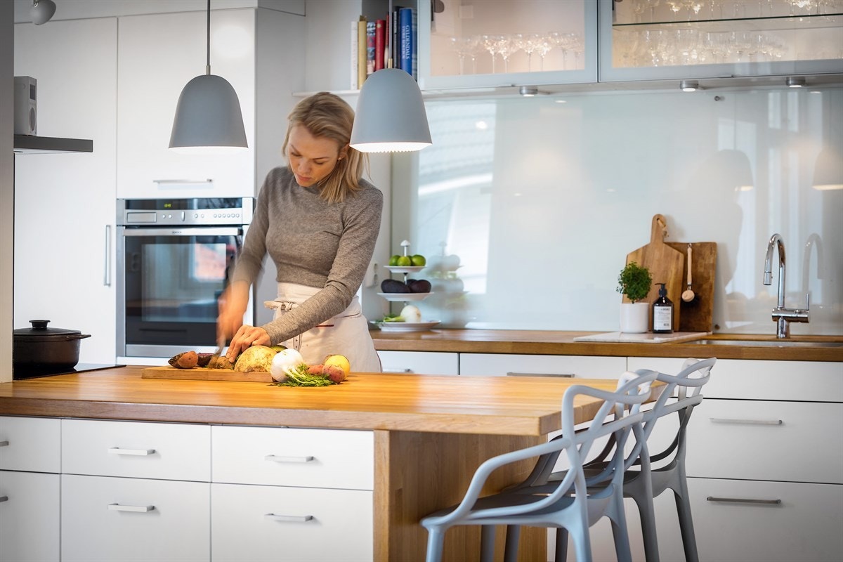 Her har man mulighet til å ta del i fellesskapet selv når man står på kjøkkenet Galleribilde
