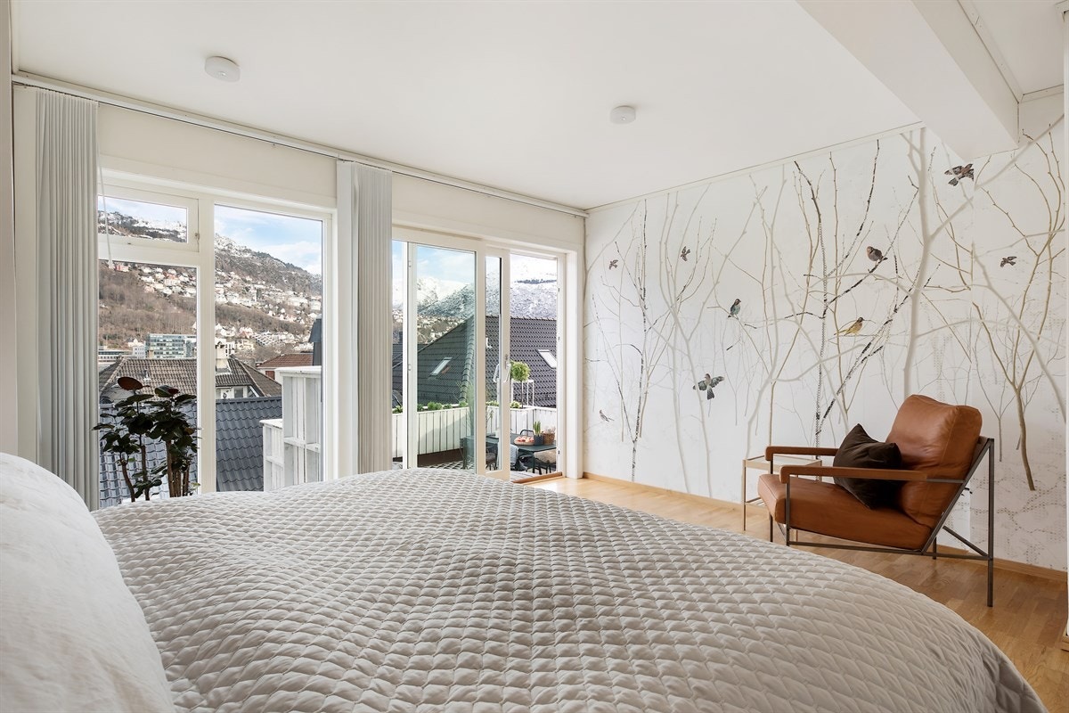 Meget romslig hovedsoverom - her får man en helt fantastisk start på morgenen ved å våkne opp til utsikten over byfjellene Galleribilde
