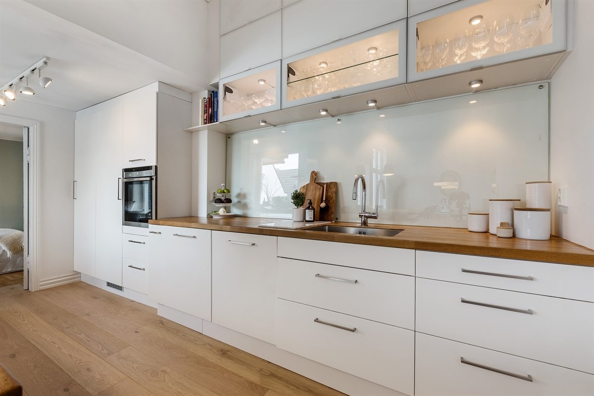 Kjøkkenet har rikelig med oppbevaringsplass - legg merke til de takhøye kjøkkenskapene Galleribilde