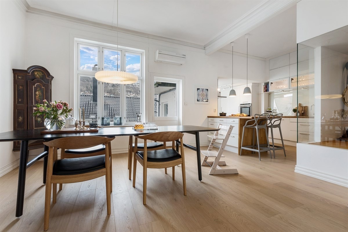 Spisestuen ligger i en åpen løsning mot kjøkkenet Galleribilde