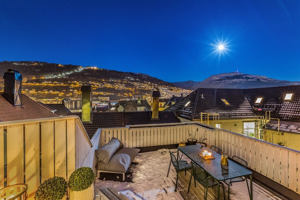 Alle lysene i bakgrunnen gjør at man får en herlig storbyfølelse Galleribilde