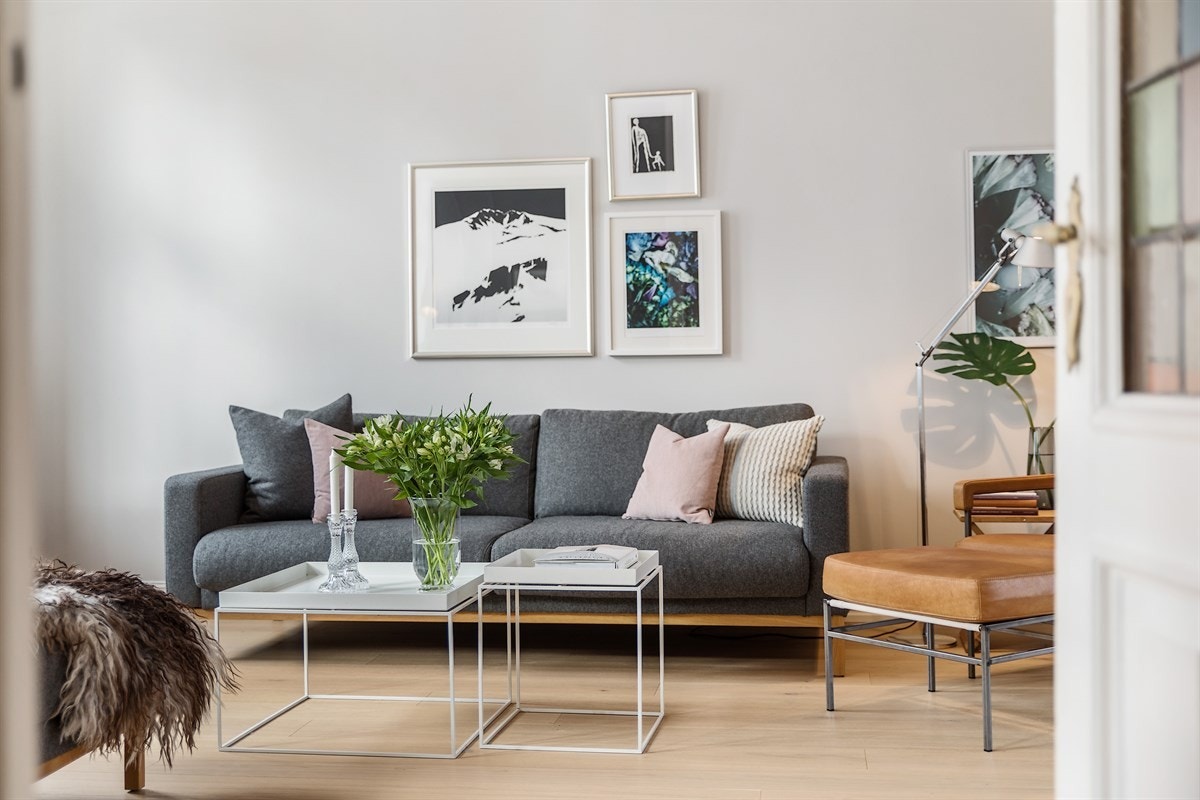 God plass til en trivelig sittegruppe foran peisen Galleribilde