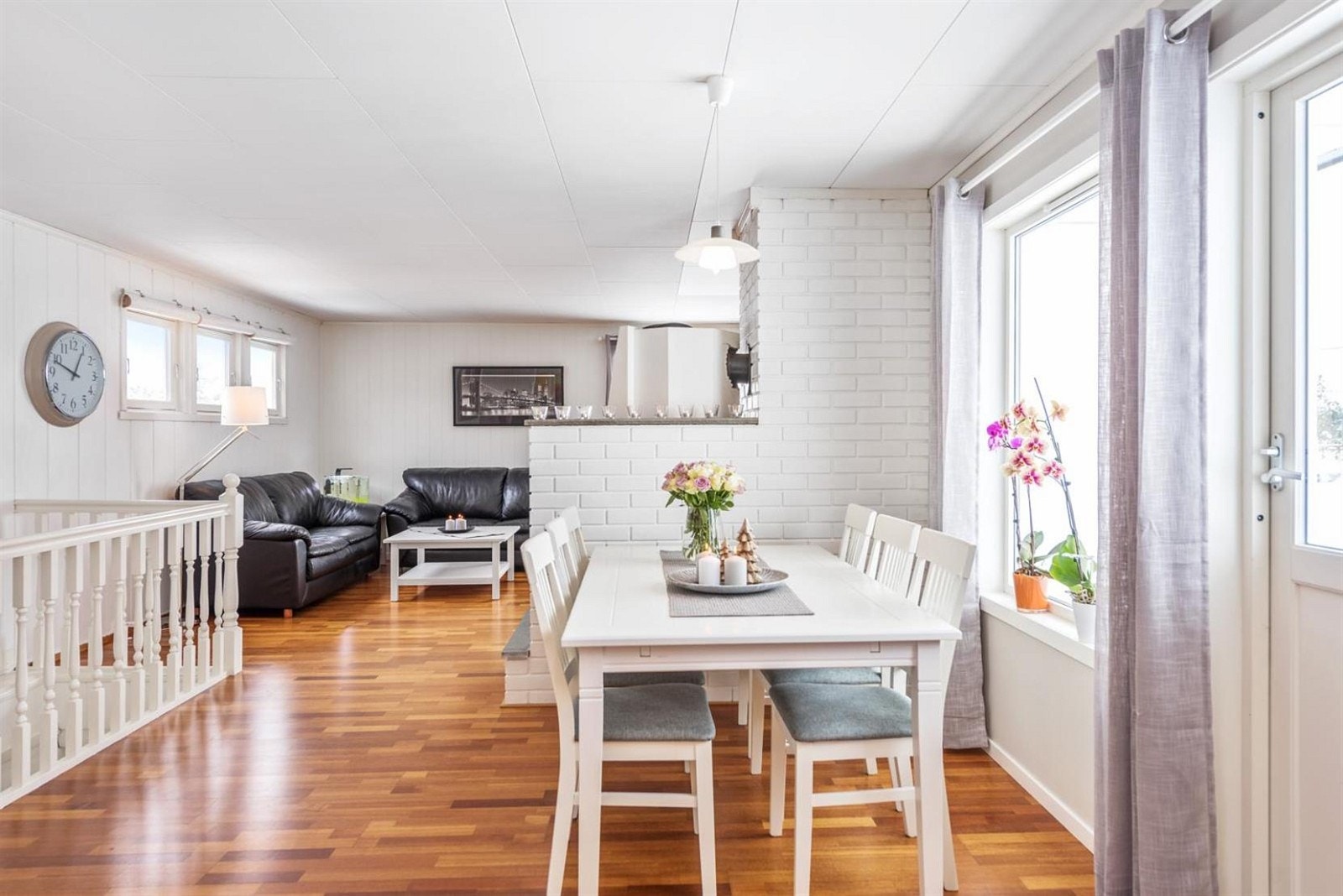 I tilknytning til kjøkkenet er det god plass til spisestuebord. Galleribilde