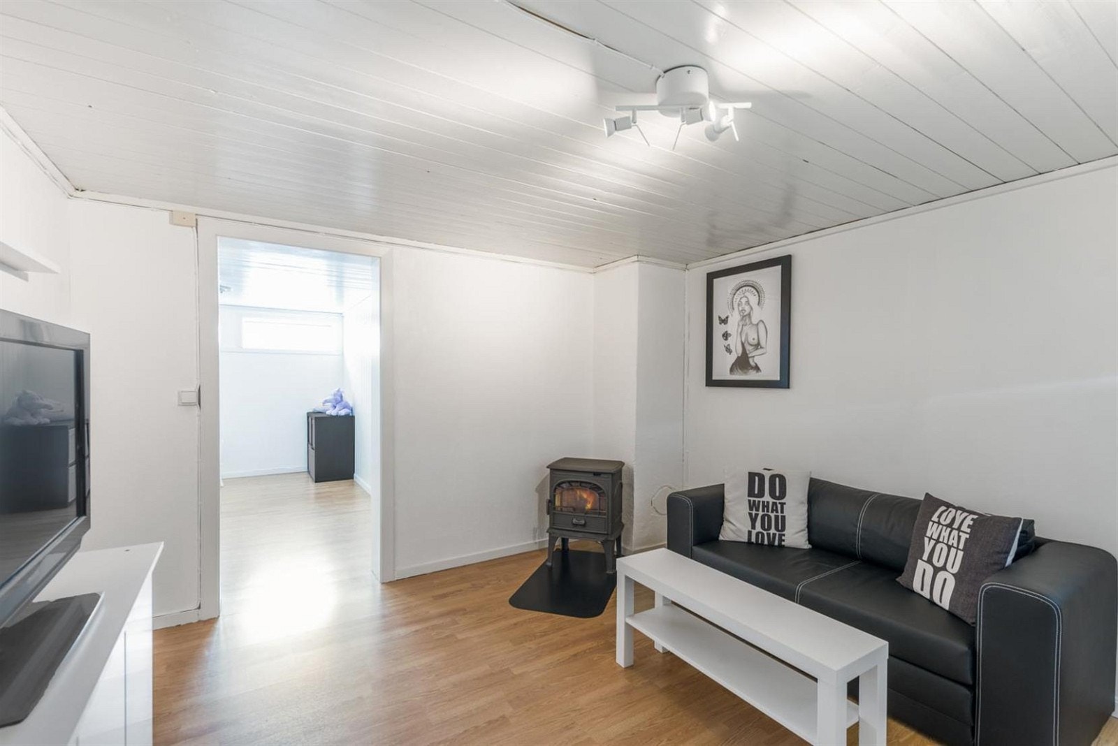 Det er montert en deilig peisovn for varme og hygge på kaldere dager. Galleribilde