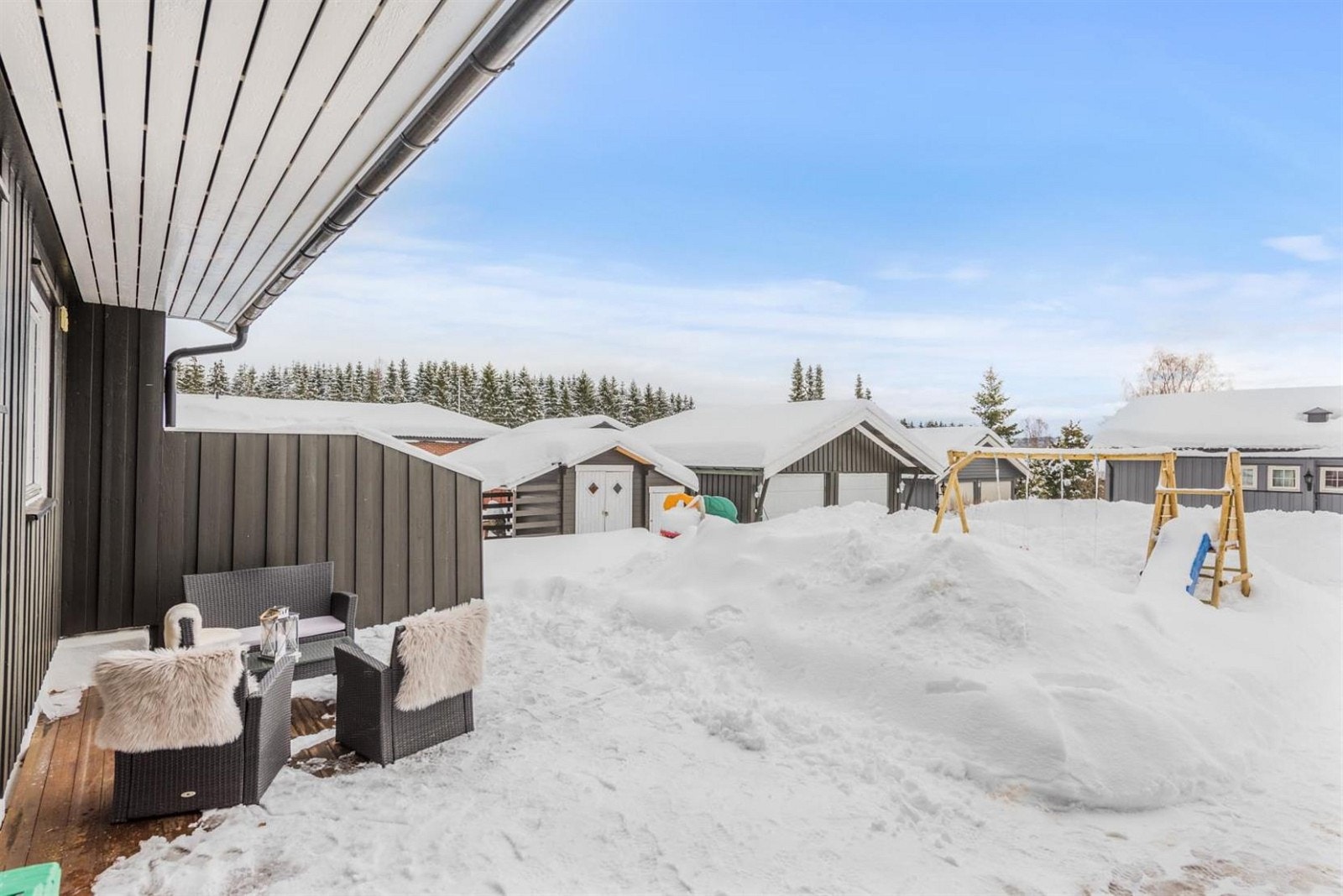 Eiendommen har en koselig uteplass hvor de voksne kan holde et utskikk med barna som leker i hagen. Galleribilde