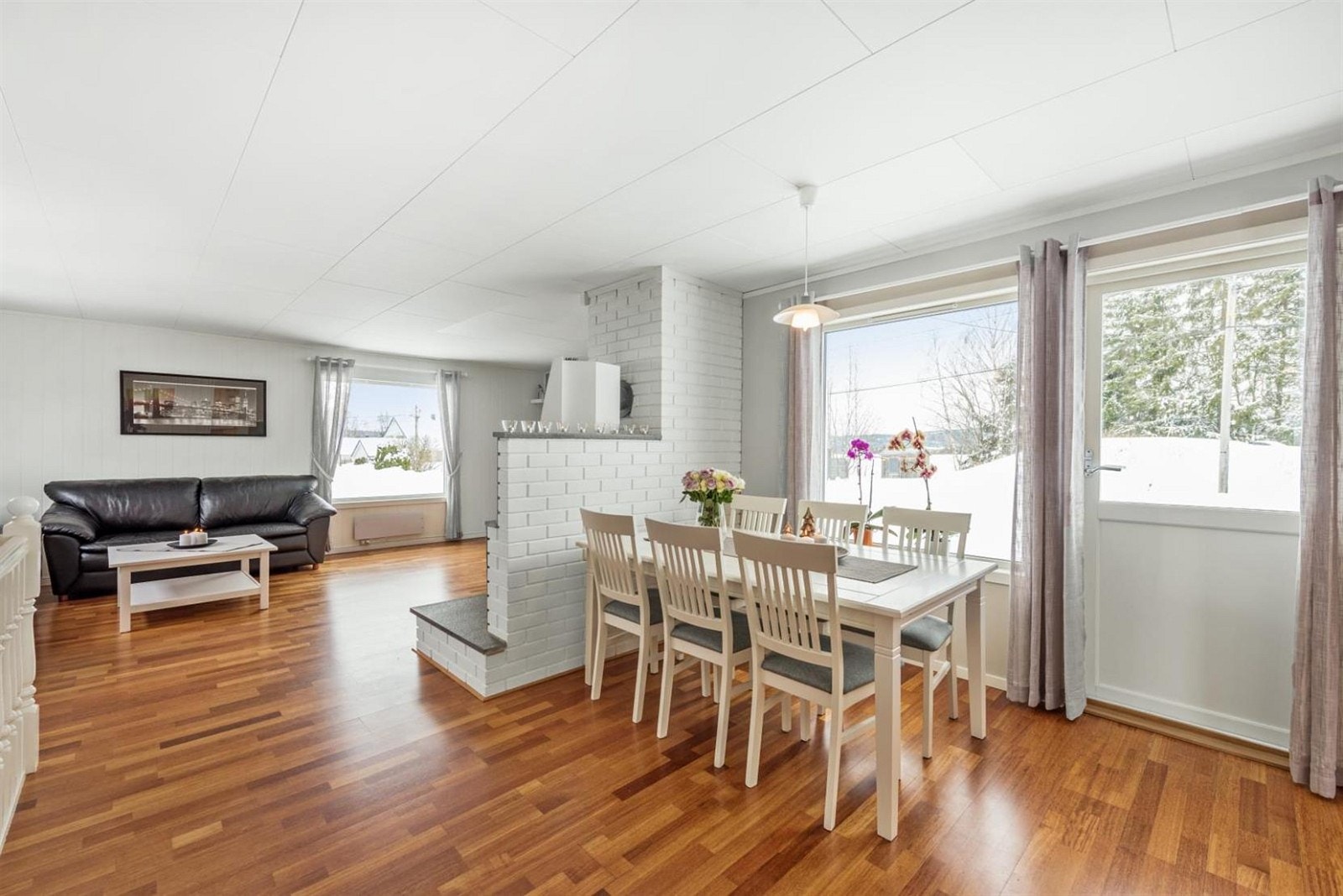 Boligen har en romslig stue som byr på flere innredningsmuligheter. Galleribilde