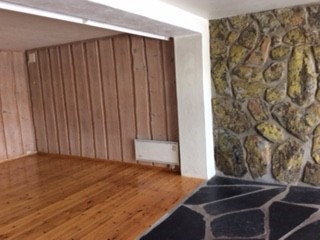 STUE mot syd-øst med natursten og vilmarkspanel Galleribilde