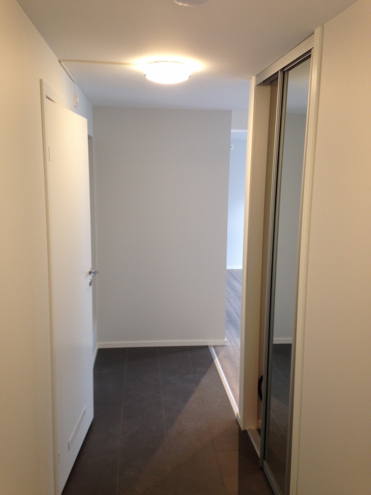 gang med garderobe Galleribilde