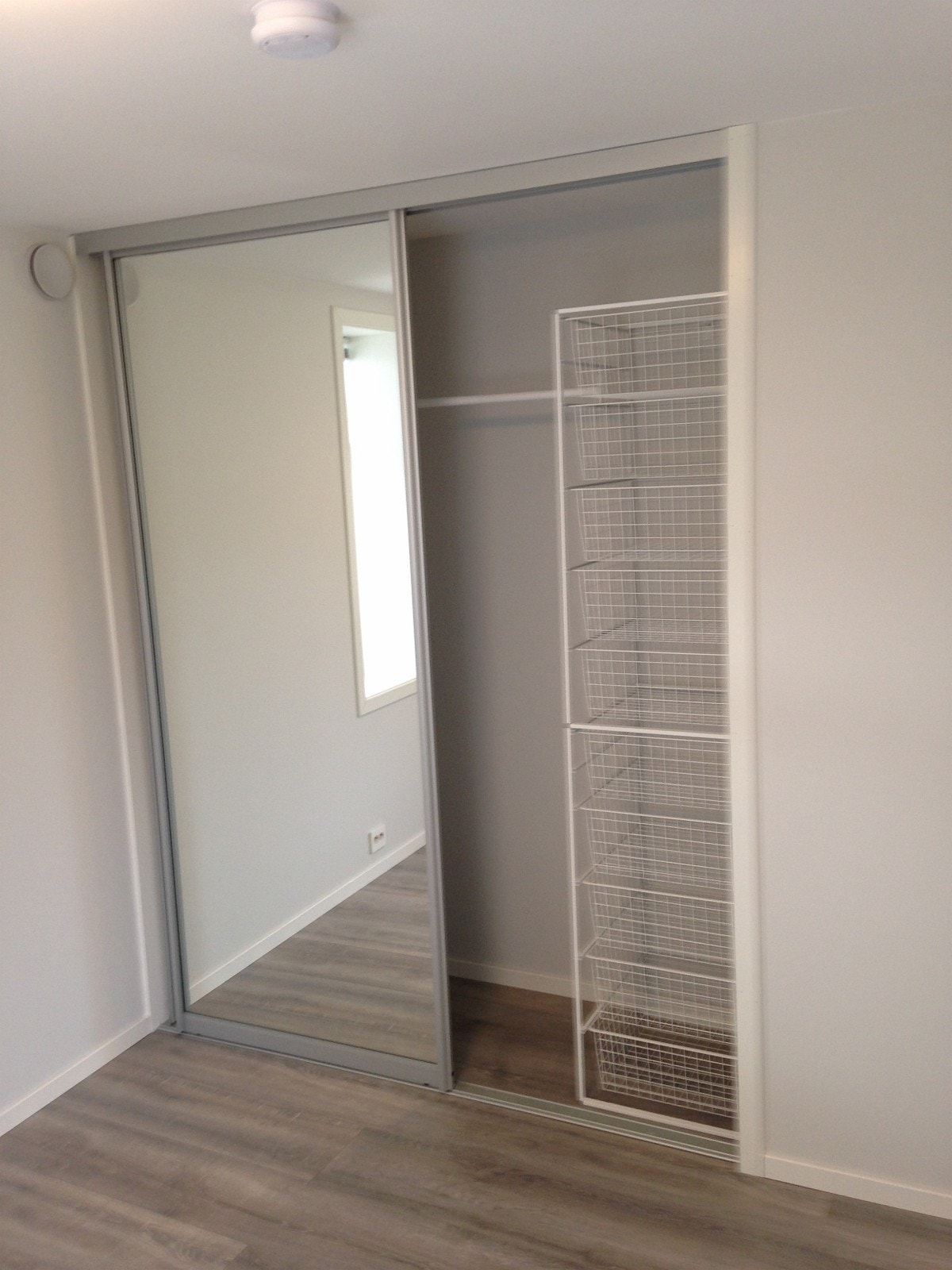 soverom med garderobe Galleribilde