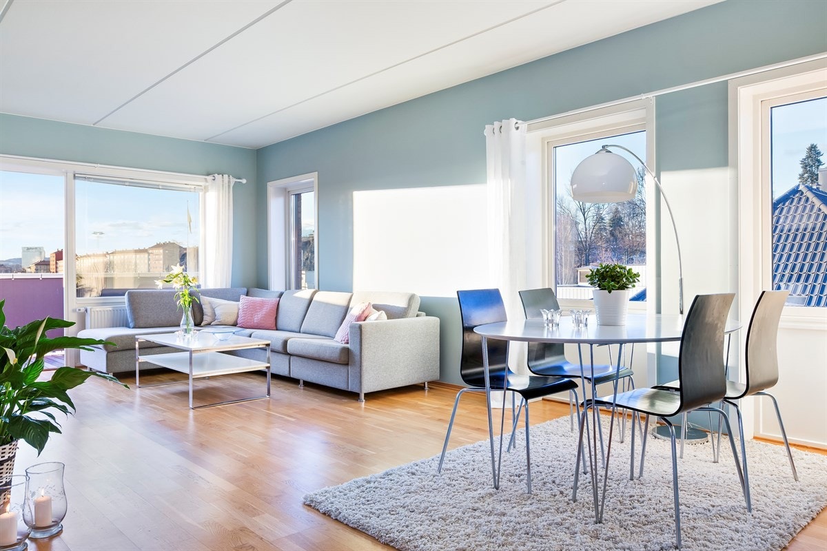 Stuen er lys og romslig med parkett på gulv samt veggflater malt i en delikat farge. Galleribilde