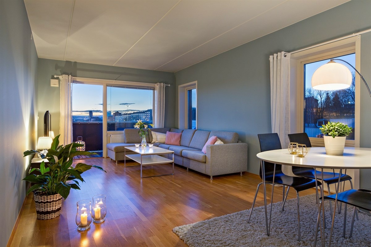 Rommet får godt med naturlig lys gjennom store vindusflater. Galleribilde