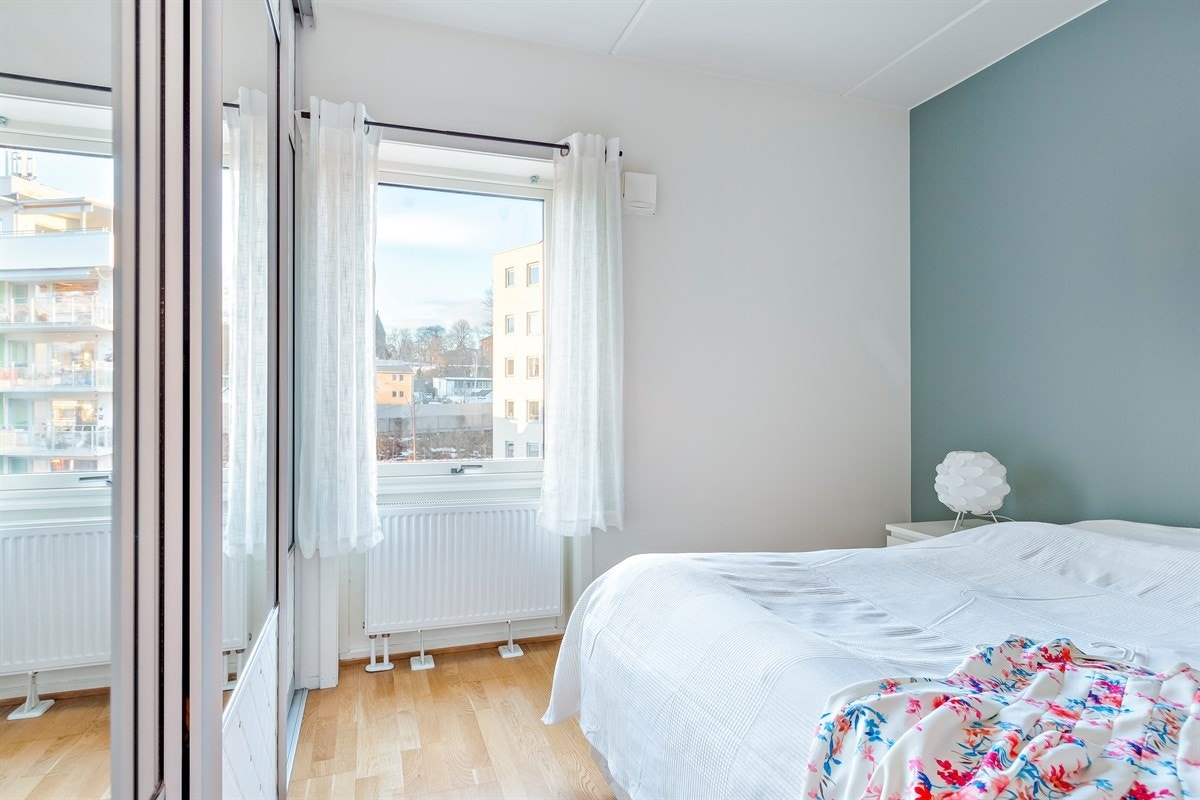 Rommet er lyst og luftig med kontrastvegg malt i en pen farge. Galleribilde