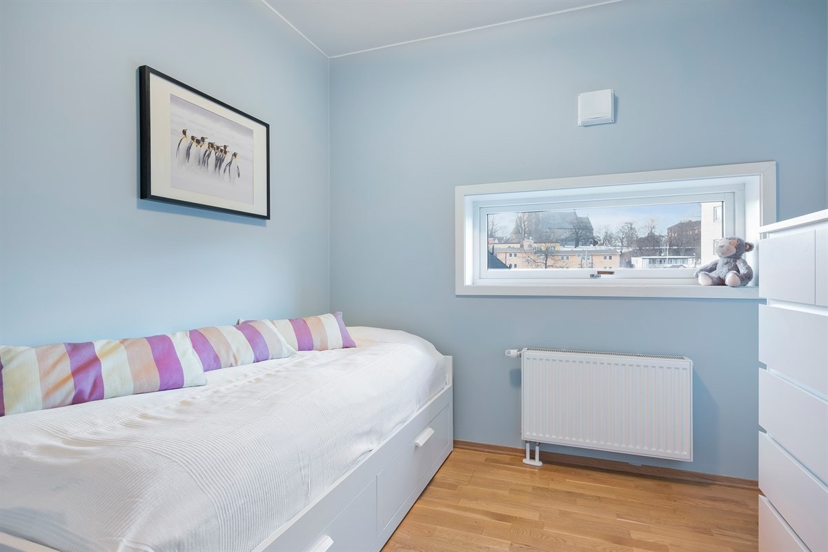 Det andre soverommet er malt i en delikat farge og har god plass til seng samt tilhørende møblement. Galleribilde