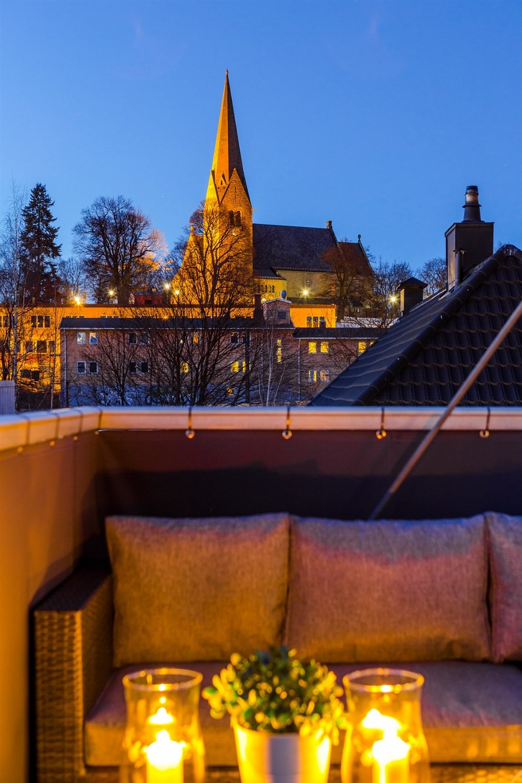 Balkongen blir en forlengelse av stuen om sommeren. Galleribilde