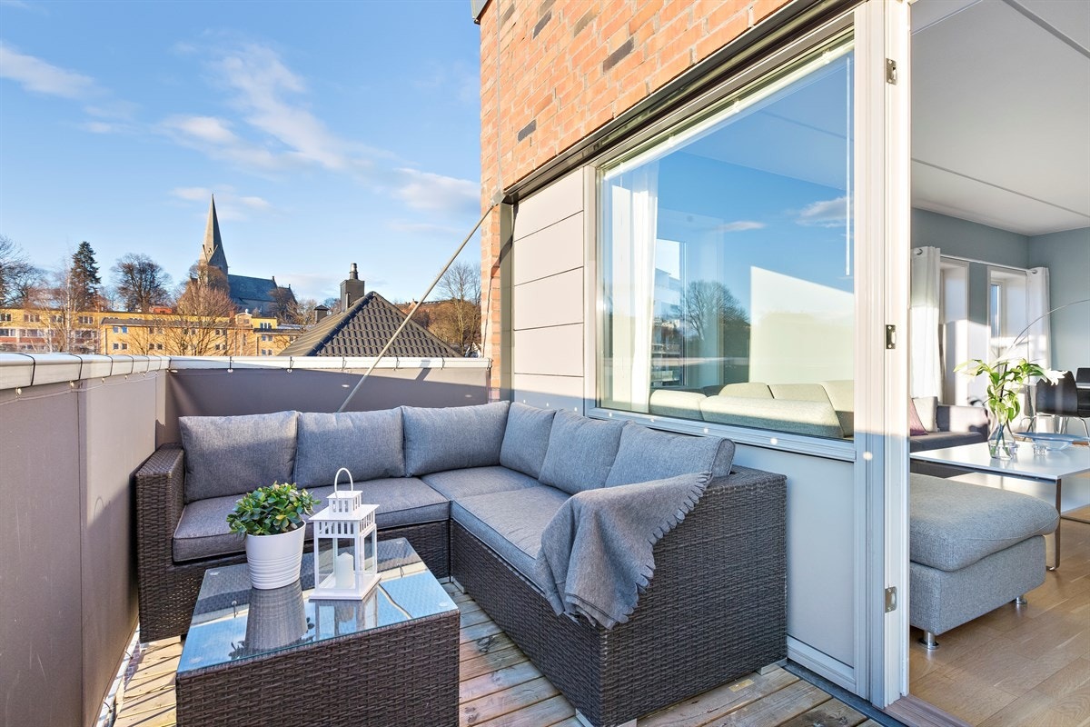 Leiligheten har utgang fra stuen til en flott balkong på ca. 8 kvm med flott utsikt og gode solforhold. Galleribilde