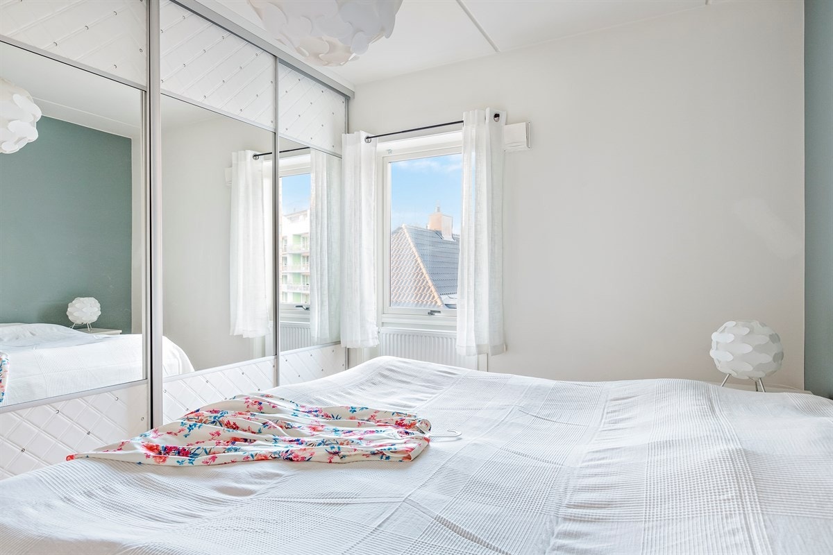 Det er god plass til en dobbeltseng med tilhørende møblement. Galleribilde