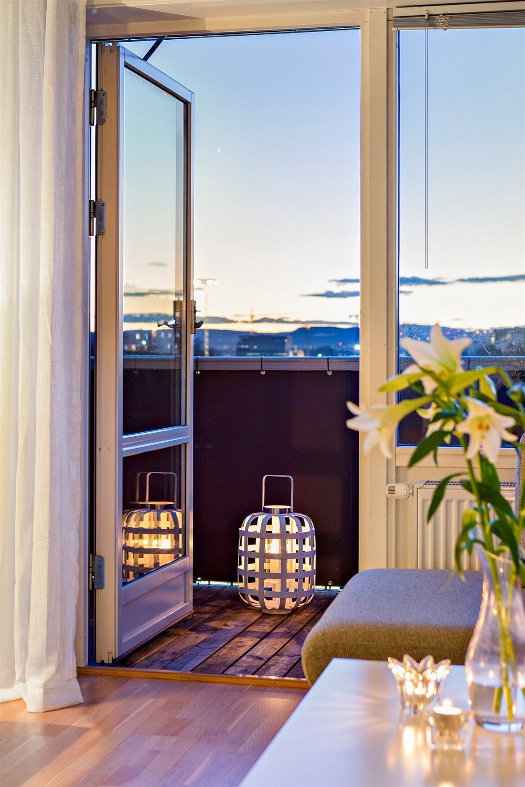 Kveldsbilde fra stuen ut mot balkongen. Galleribilde