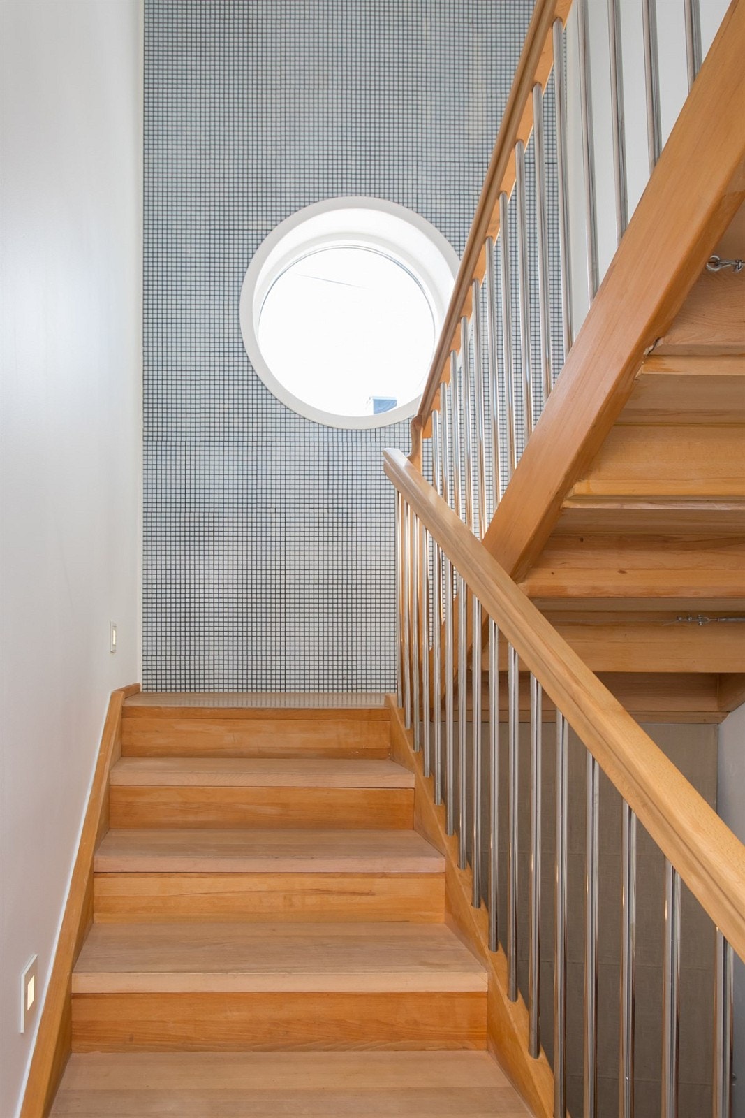 Trapperom med håndlaget trapp i heltre eik Galleribilde