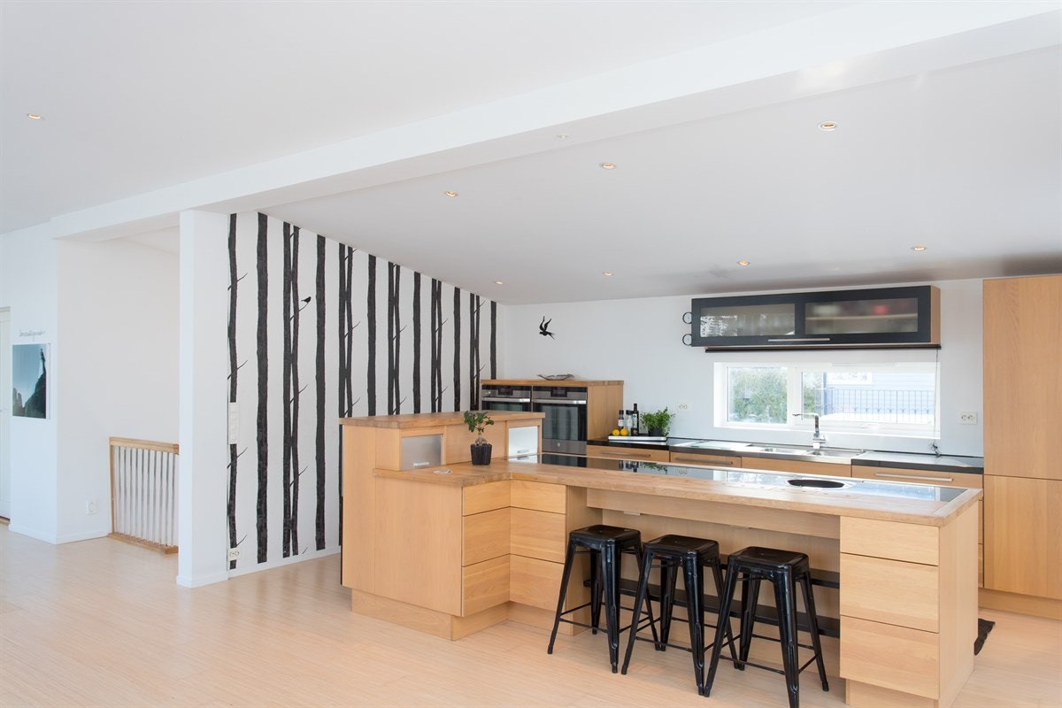 Flott kjøkken fra Hamran-kjøkken. Kjøkkenøy med spiseplasser. Galleribilde