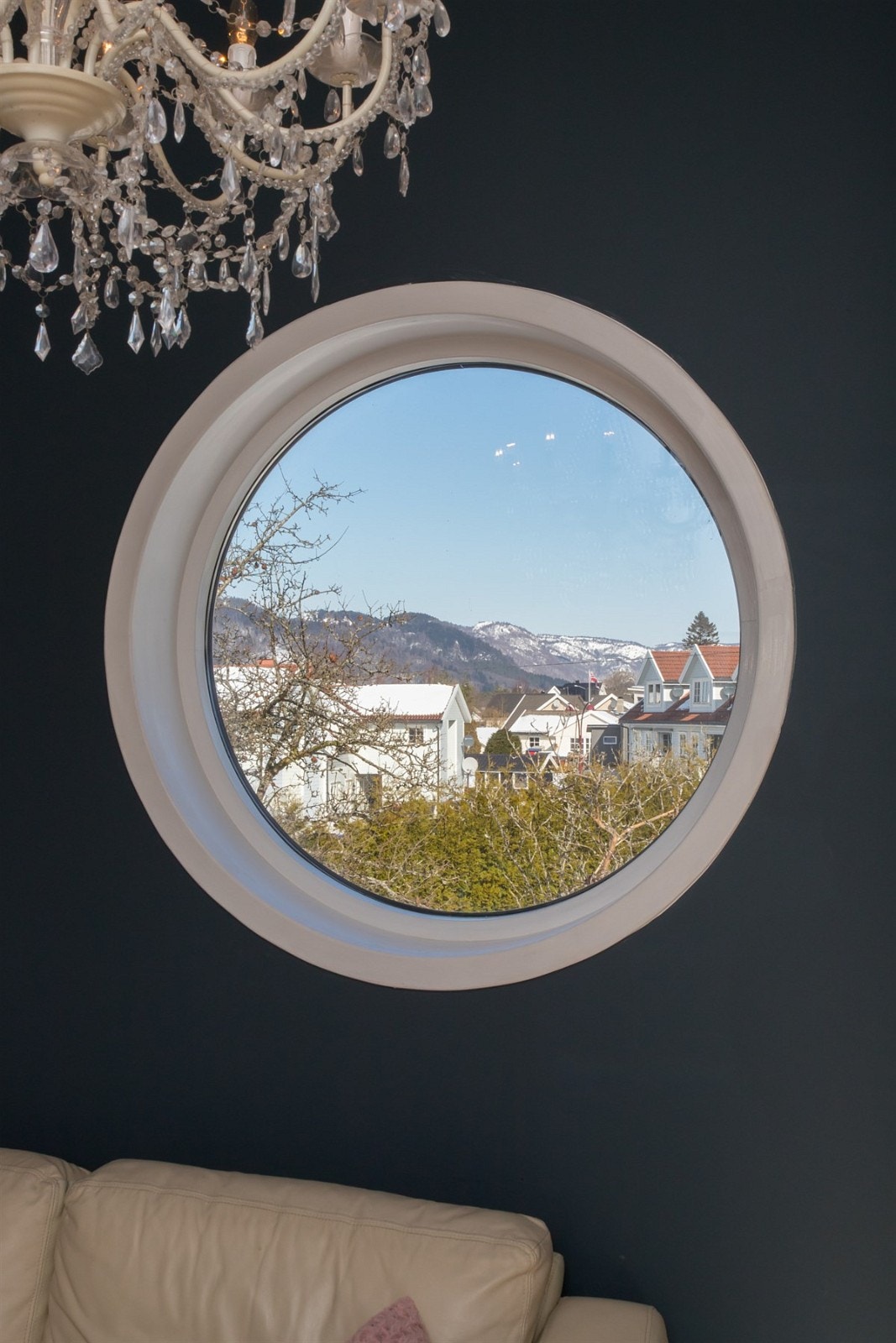 Vindu i TV-stue Galleribilde