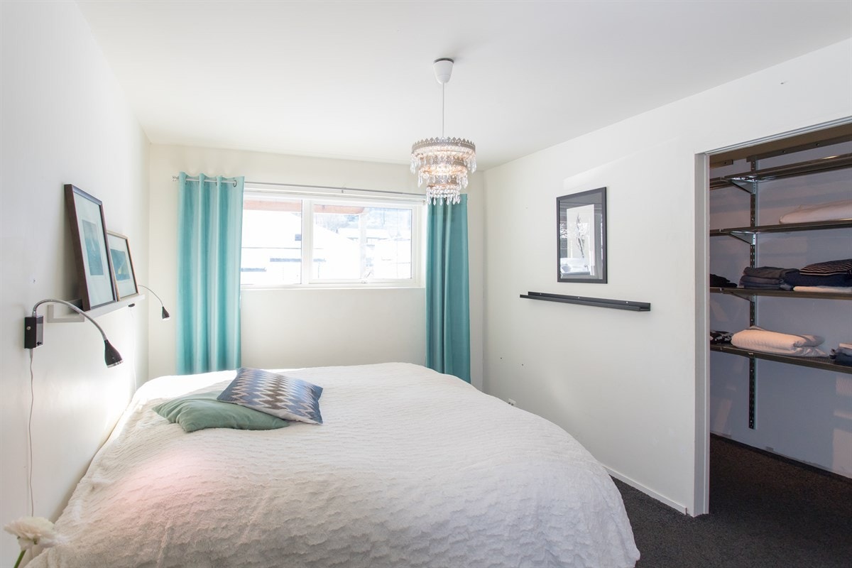 Soverom 1 med praktisk walk-in-closet Galleribilde