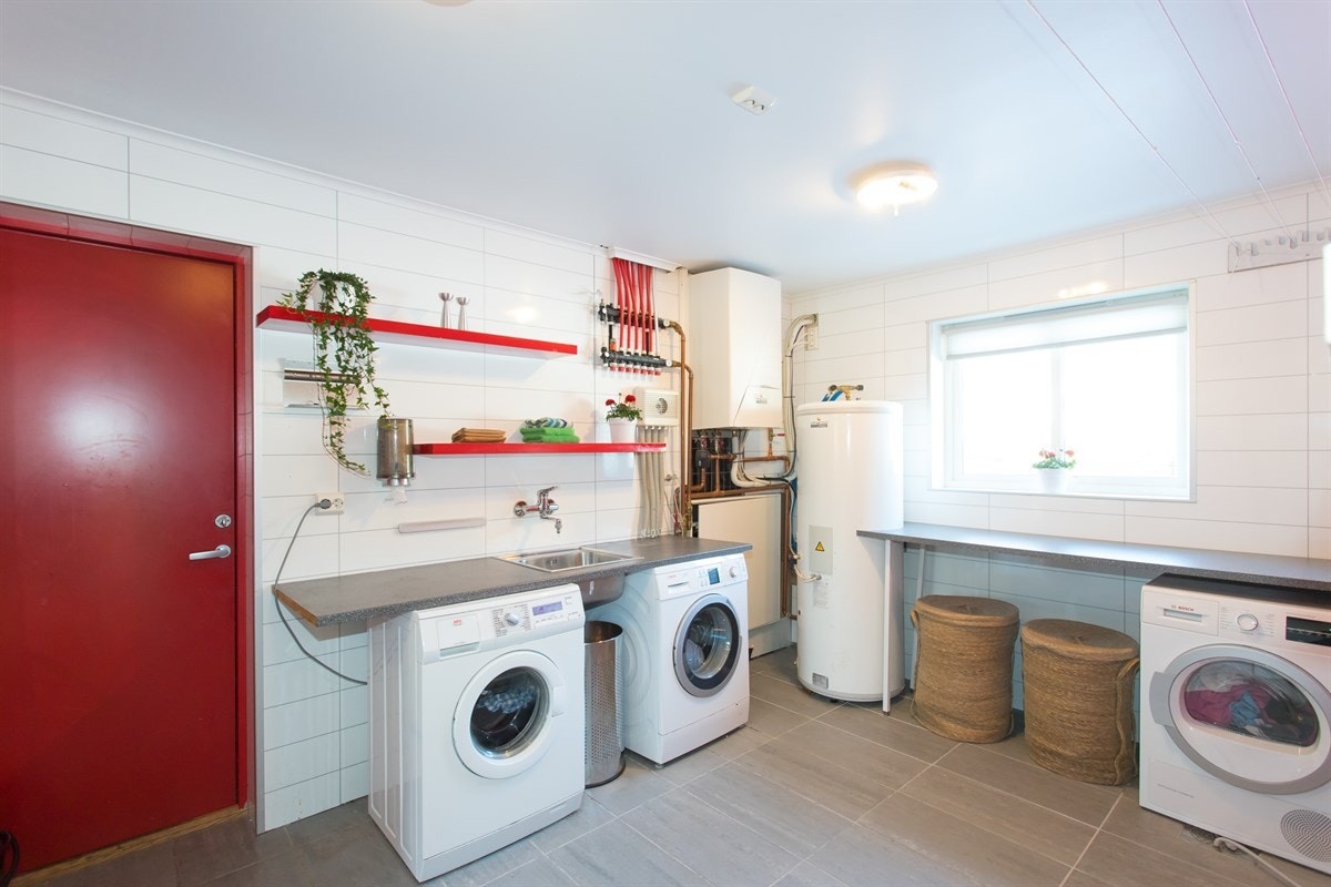 Stort vaskerom med utgang til garasje Galleribilde