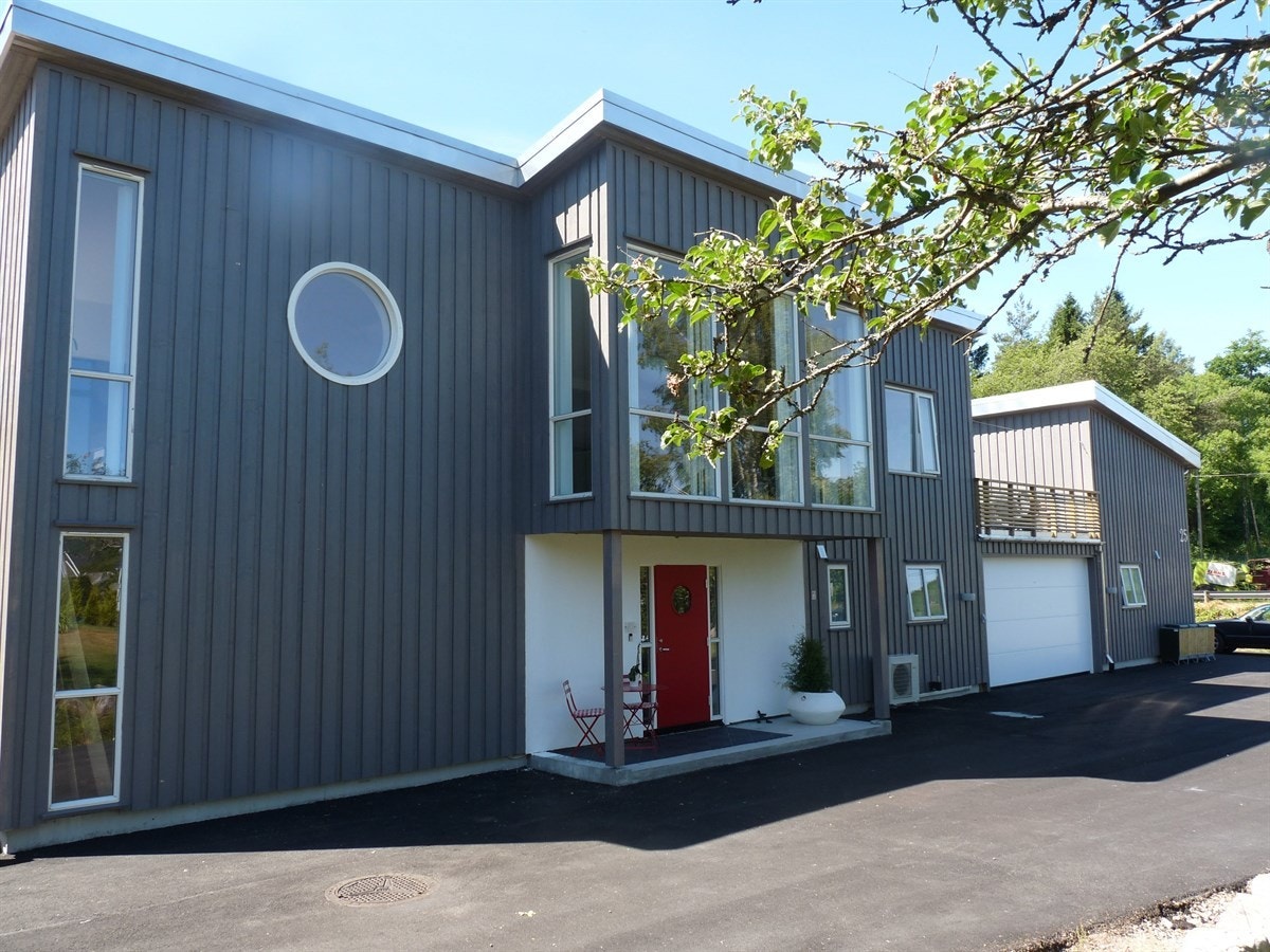 Fasade med innangsparti (privat sommerbilde) Galleribilde