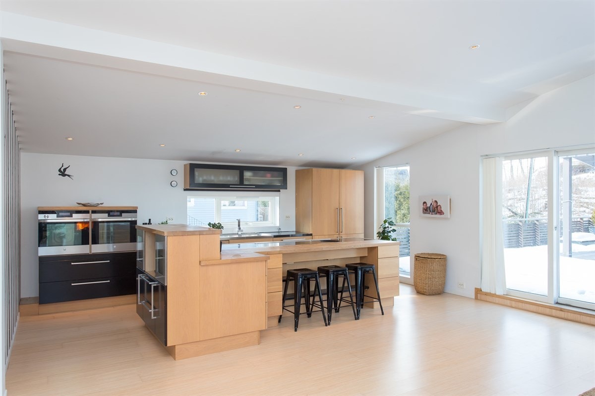 Åpen kjøkkenløsning i del av stua. med utgang til stor terrasse Galleribilde