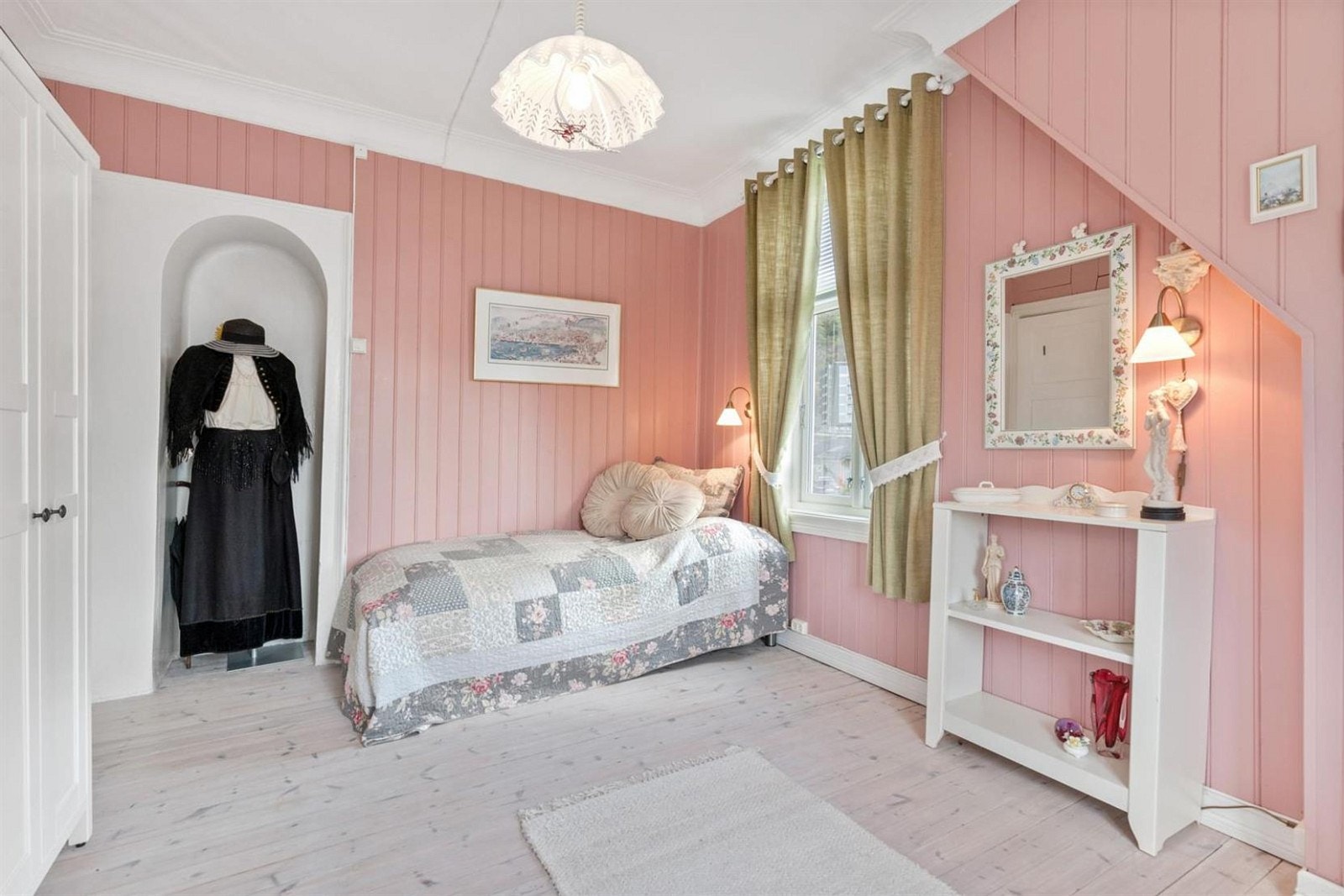 Eneboligen har fem koselige soverom med god plass for garderobe Galleribilde