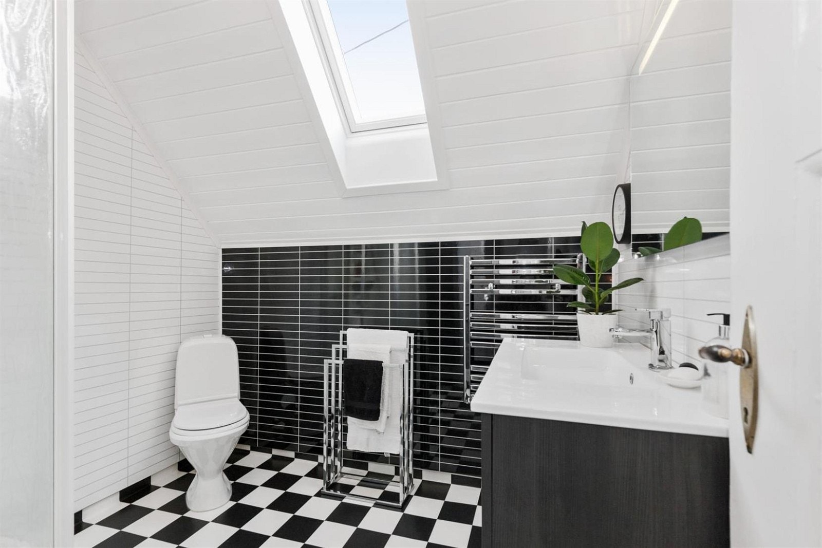 Badet i andre etasje ble pusset opp i 2016 Galleribilde