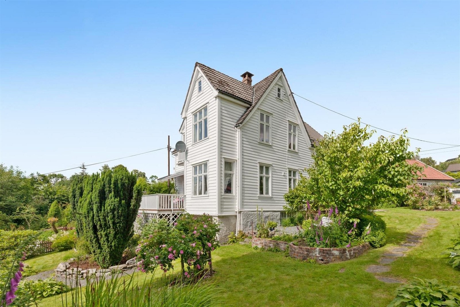 Boligen ble oppført i 1889, og fremstår som velholdt med familievennlig planløsning og god standard Galleribilde