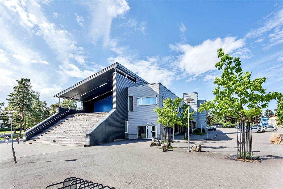 Boligen sogner til populære Oppsal skole som er kombinert barne- og ungdomsskole. Galleribilde