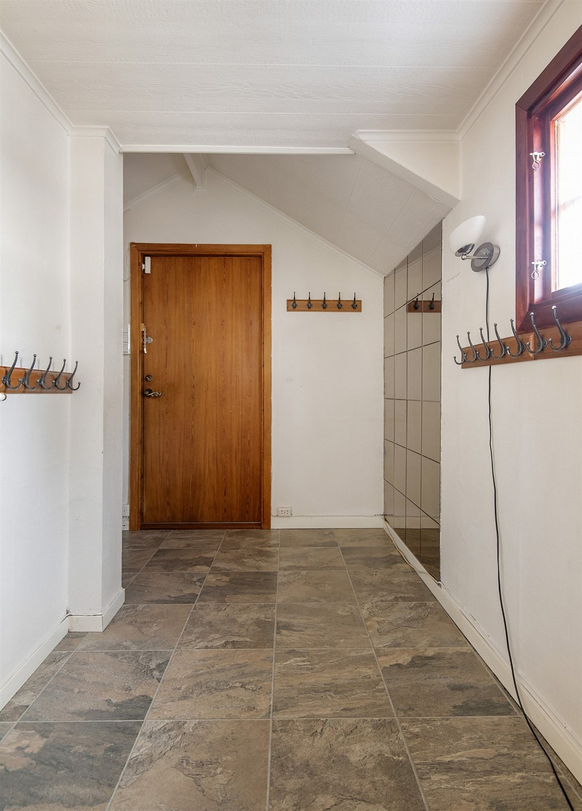 Velkommen inn. Romslig entré/gang med plass til oppbevaring av sko og yttertøy. Galleribilde