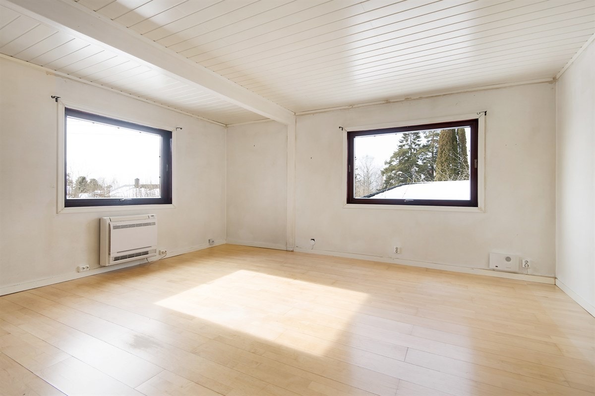 Med lysinnslipp fra to sider i stuen. Galleribilde