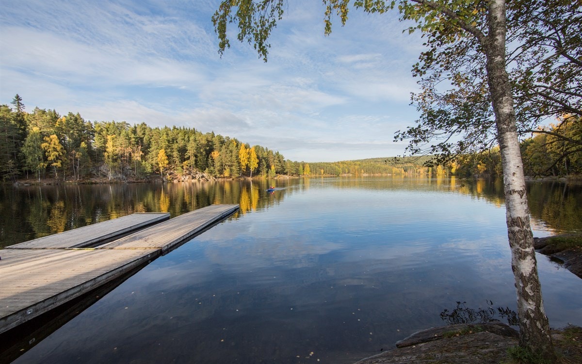 Hva med å finne skogens ro? Østmarka, her med Nøklevann, gir deg mange gode mulighet for aktivitet og rekreasjon. Galleribilde