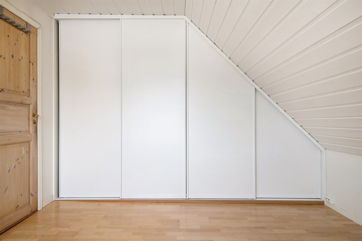 Ett av rommene har stor skyvedørsgarderobe. Galleribilde