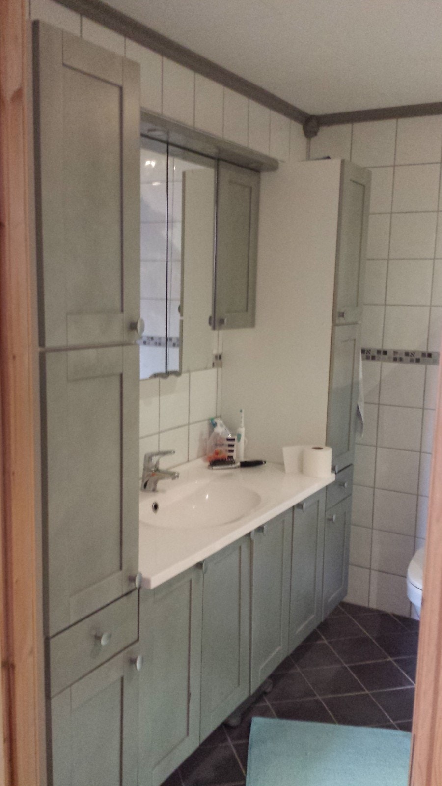 Bade1 i kjelleren. Sett fra døren. Galleribilde