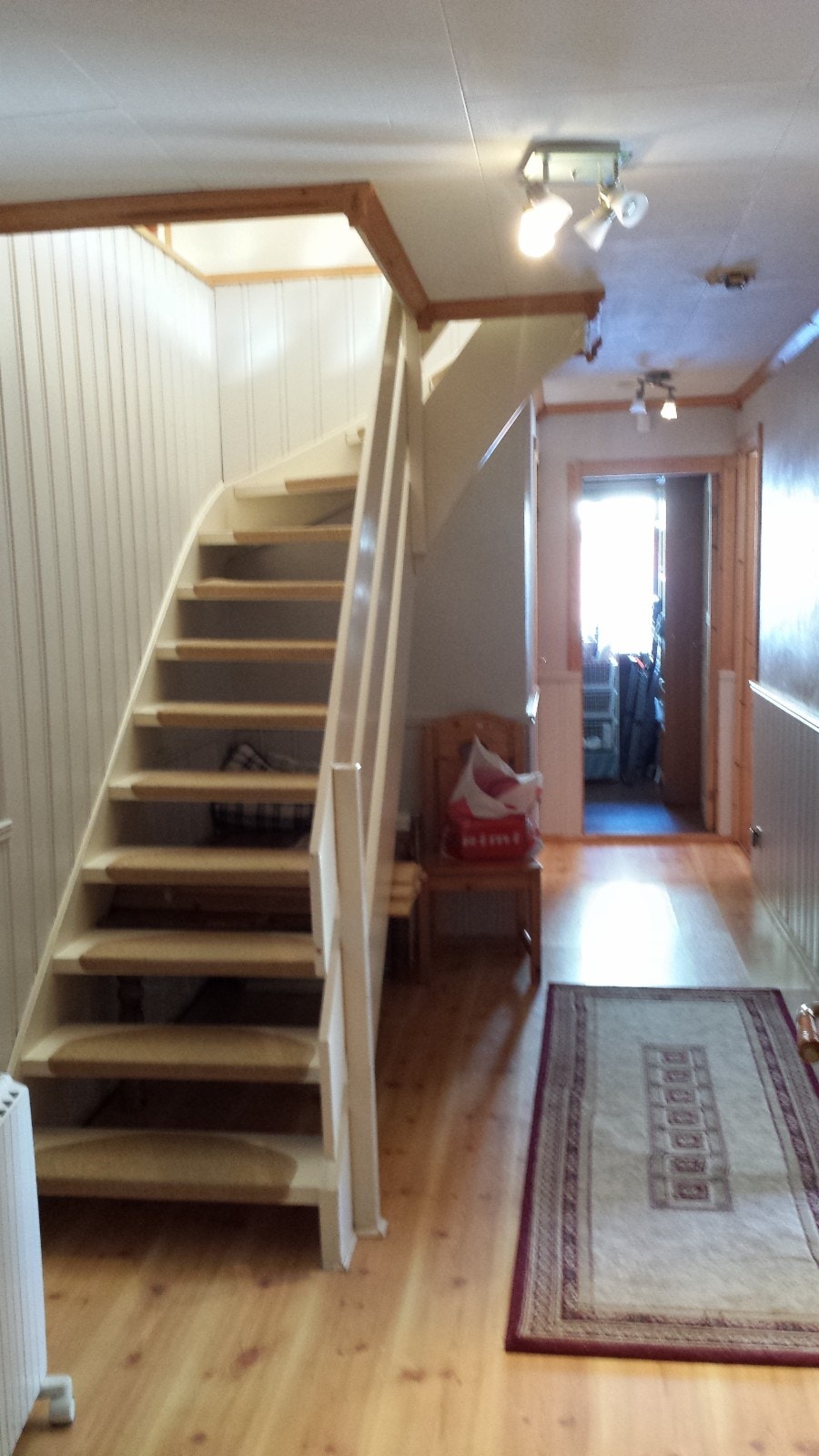 Innergang, sett fra badet. Soverom1 og yttergang/soverom4 til høyre. Soverom2 til høyre i bakgrunnen. Vaskerom/inngang beint frem og bod innerst til venstre. Galleribilde