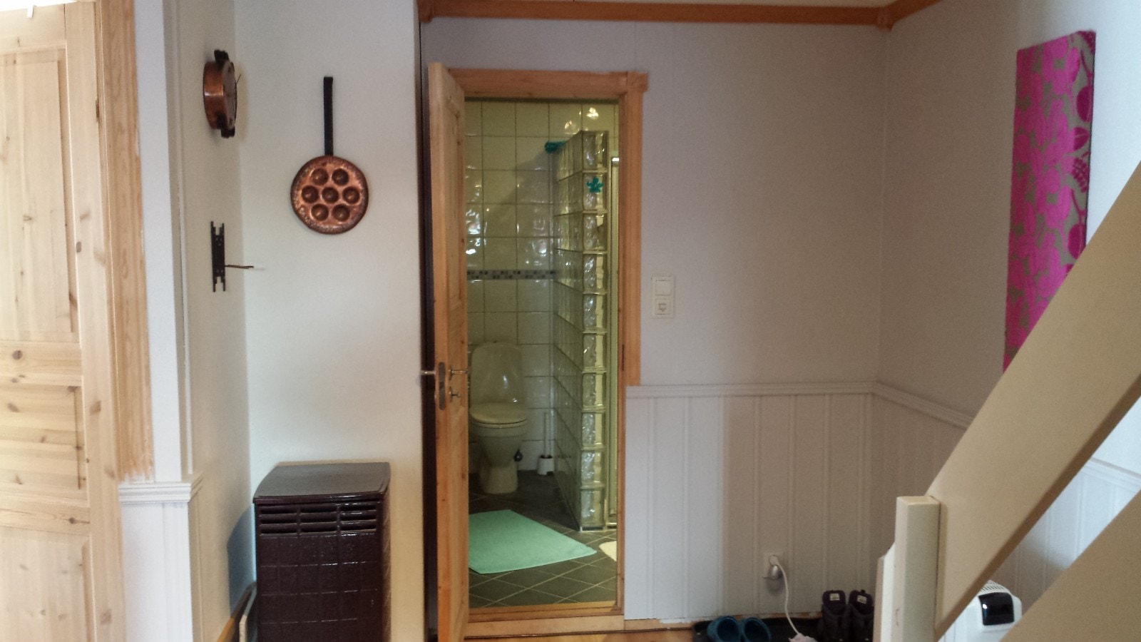 Innergang med kamin, bad1 og trapp opp til 1.etg. Galleribilde