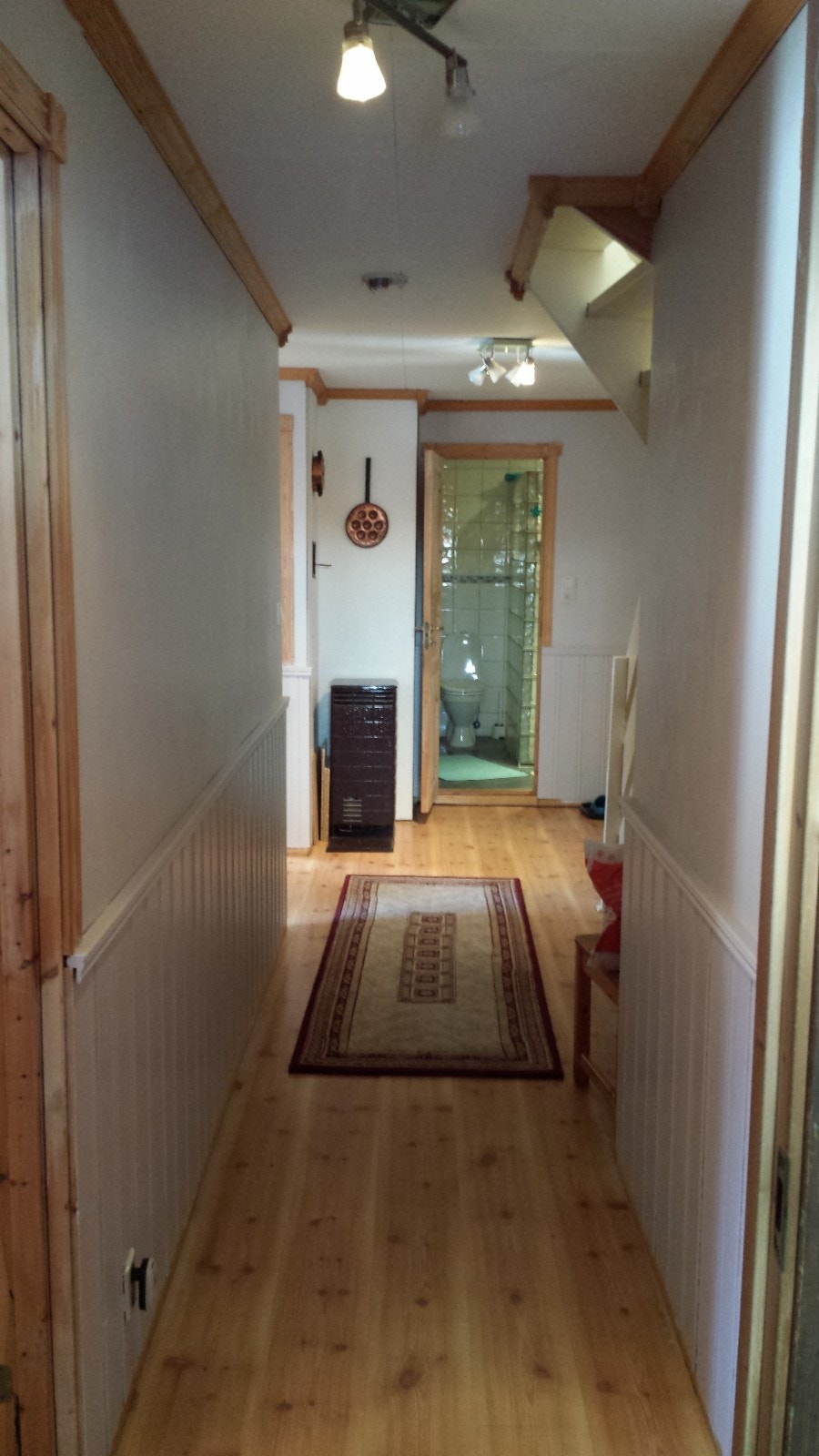 Innergang sett fra dør til vaskerom/evt inngang. Soverom2 til venstre og bod til høyre. Soverom1 og yttergang/soverom4 er til venstre ved kaminen. Galleribilde