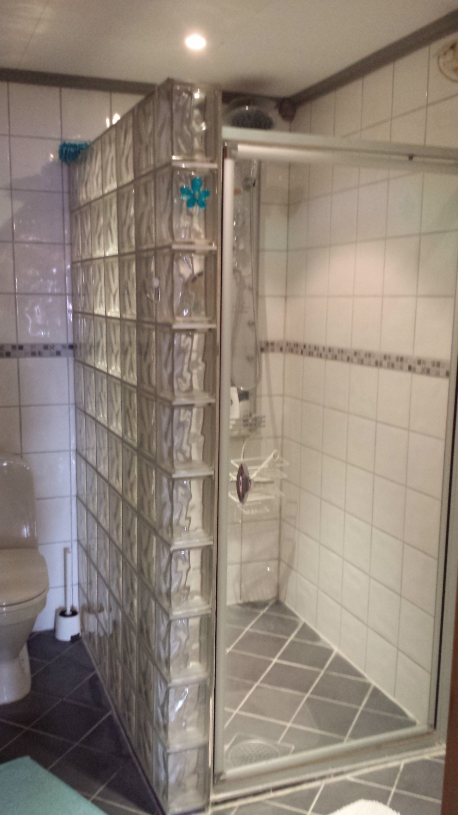 Bade1 i kjelleren. Sett fra døren. Galleribilde