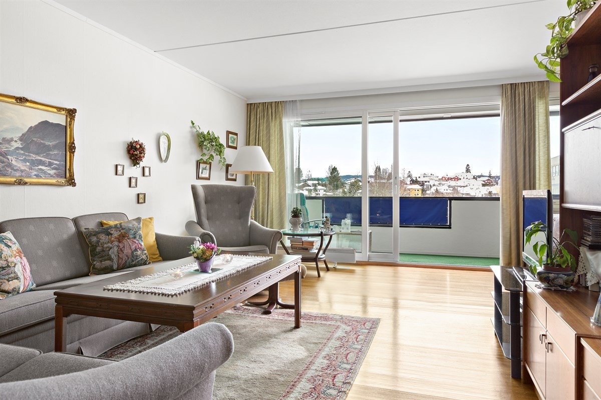 Stue med god plass for en sofaløsning, stoler og spisebord. Galleribilde