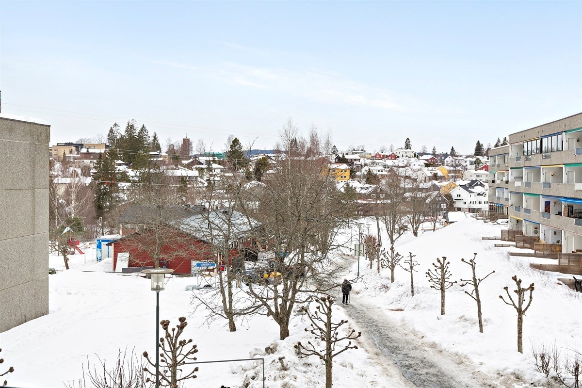 Koselig, innglasset balkong på ca 10 kvm med hyggelig fritt utsyn over fine, opparbeidede fellesområder Galleribilde