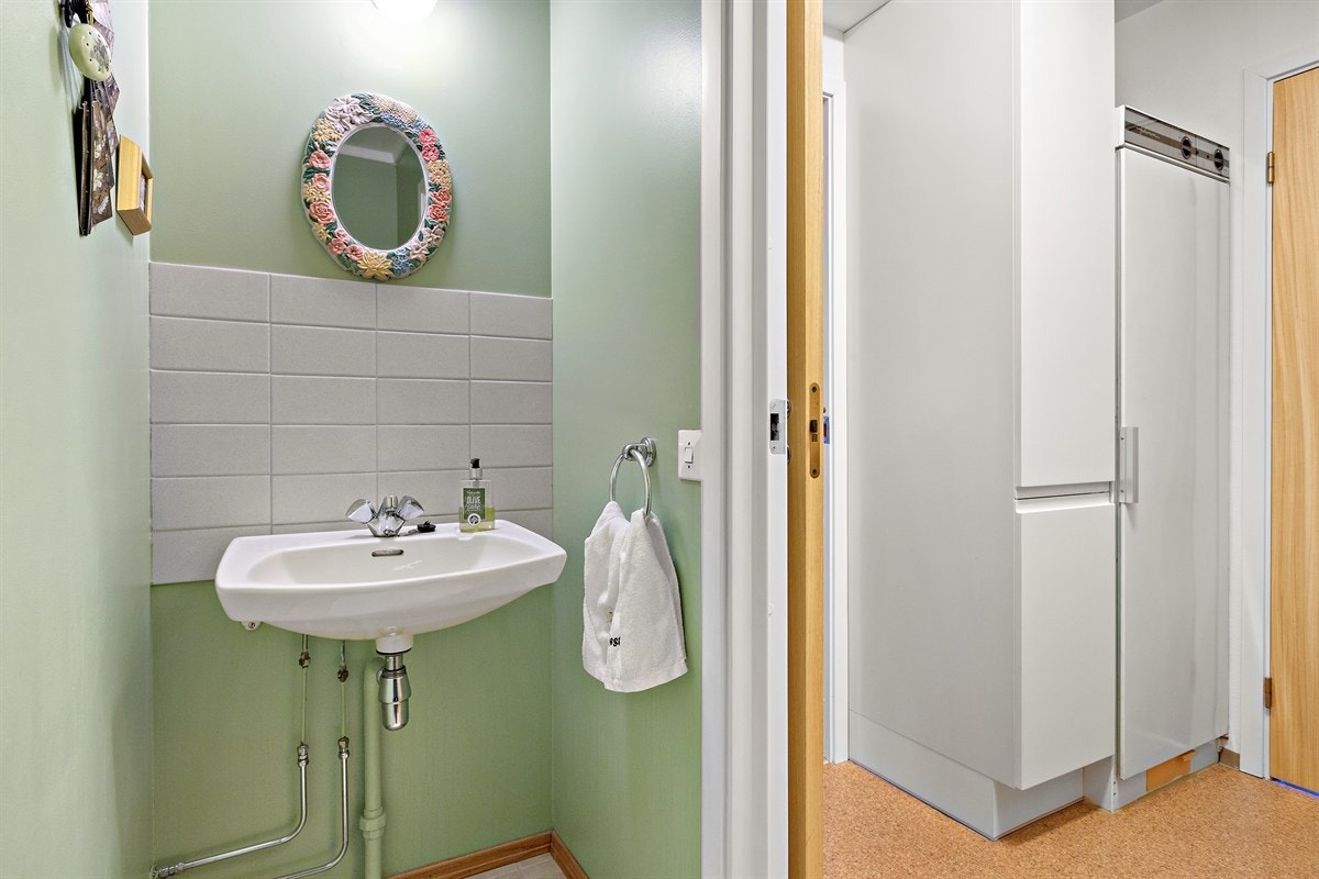 I tillegg til toalett på bad så har leiligheten eget toalettrom med adkomst via vaskerom. Galleribilde