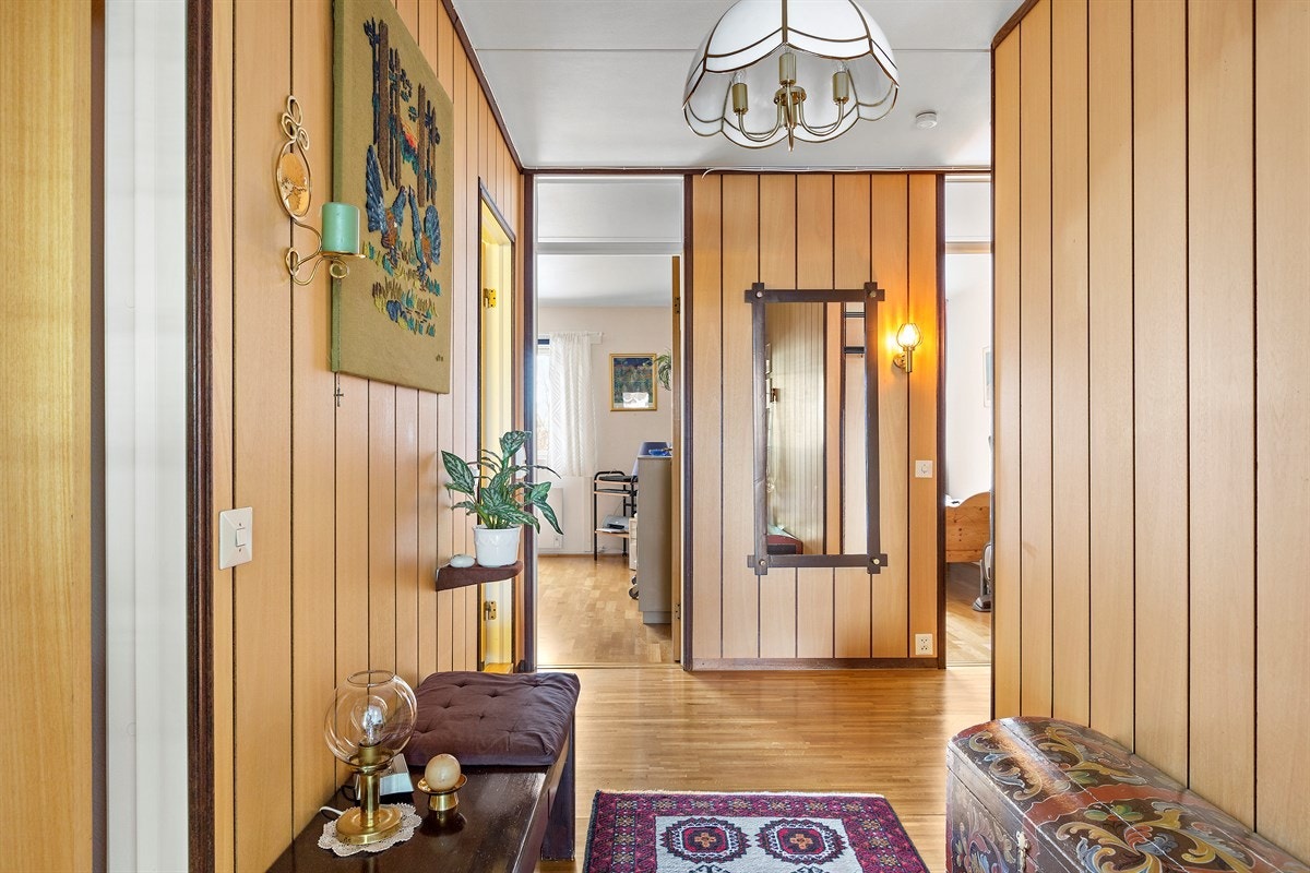 En tilliggende bod med skyvedørsgarderobe sørger for rikelig med lagringsplass. Galleribilde