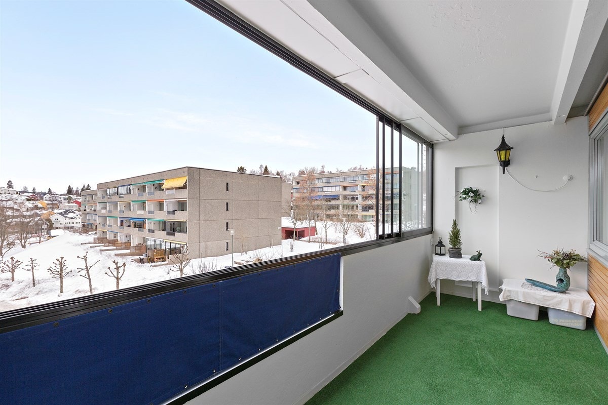 Velkommen til velholdt 3(4)-roms i populære Meklenborg borettslag. Galleribilde