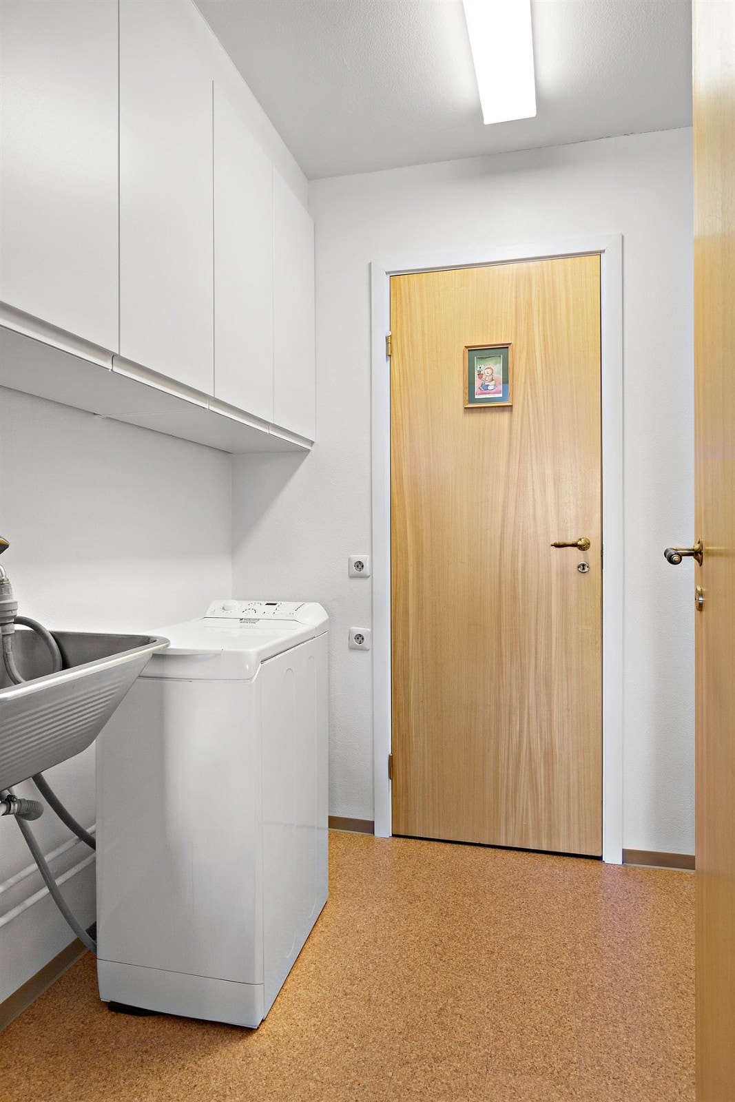 Vaskerommet ligger i tilknytning til entré, noe som er meget praktisk når man kommer rett fra trening eller utendørsaktiviteter. Også direkte adkomst fra kjøkken. Galleribilde