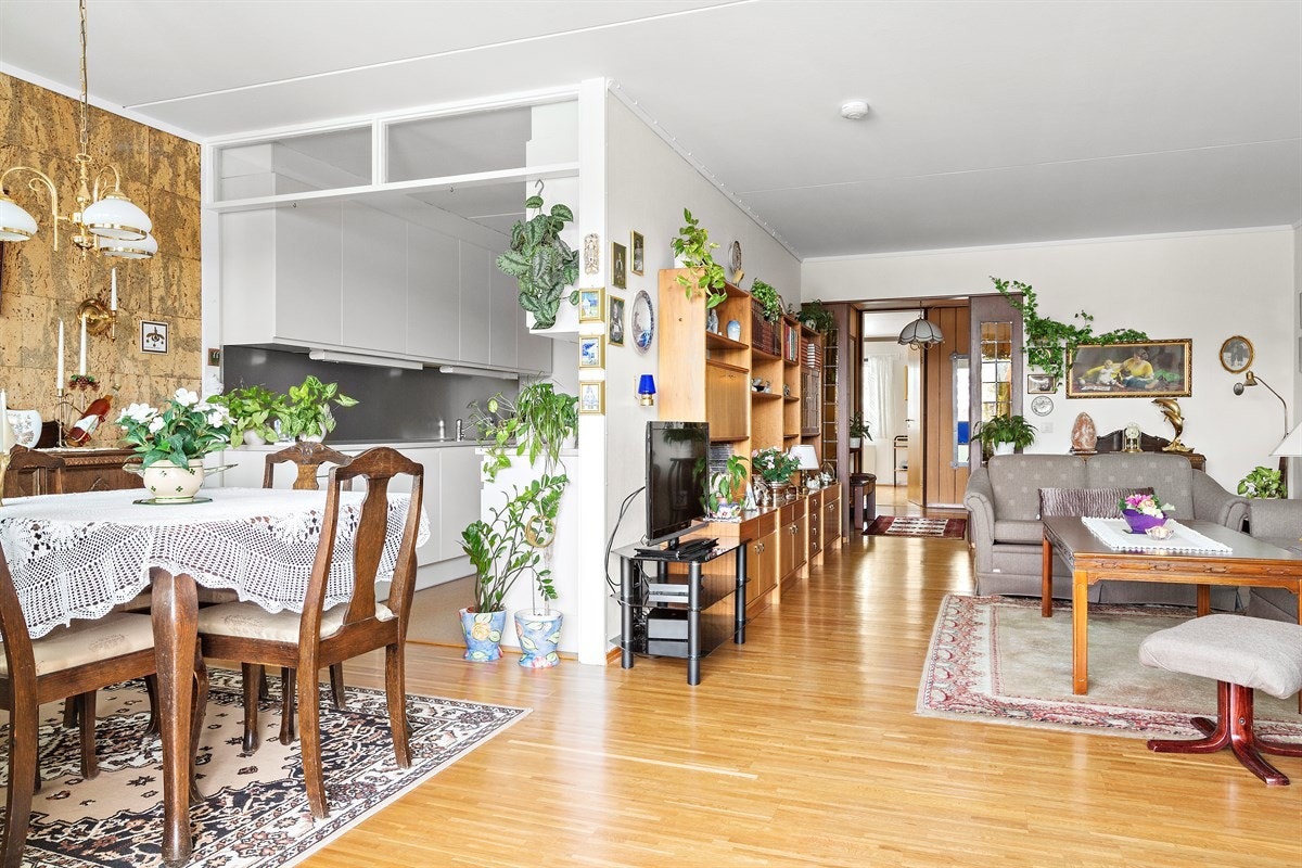 Stuen gir et trivelig inntrykk, med åpen løsning mot et kjøkken tilbaketrukket i en nisje. Galleribilde