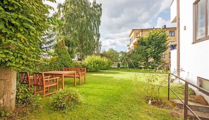 Frodig og flott felles hage. Galleribilde