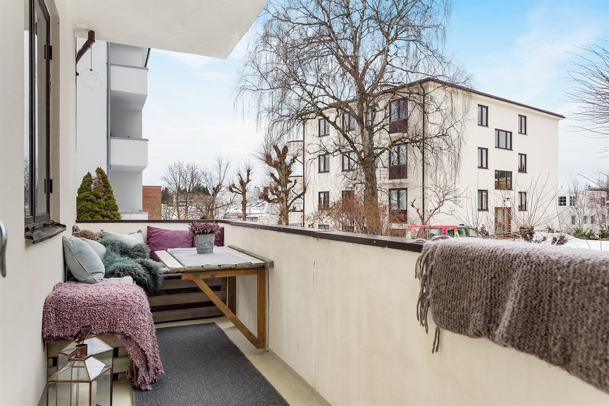 Balkong med hyggelig utsyn. Det er to balkonger i leiligheten. Galleribilde